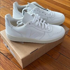 Veja V-10 Men's Extra White Sneakers. New